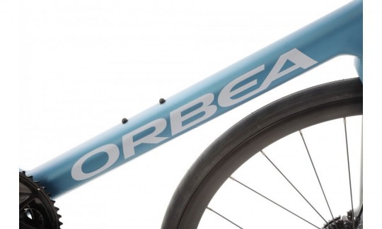 rower szosowy orbea orca m30 2024 niebiesko bialy