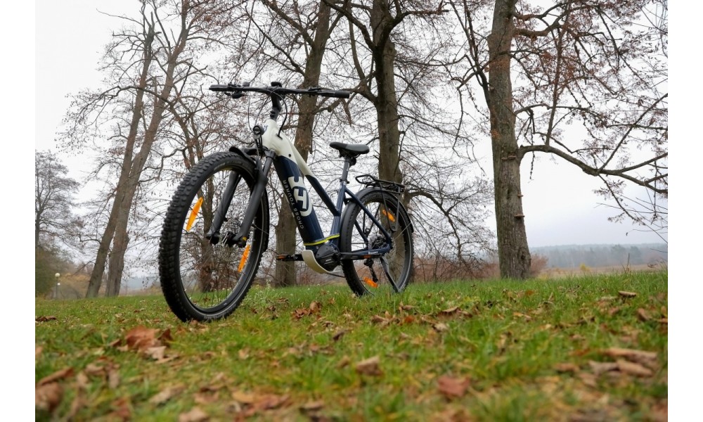 Rower trekkingowy elektryczny Husqvarna Cross Tourer CT3 Lady 27,5 - biały-niebieski