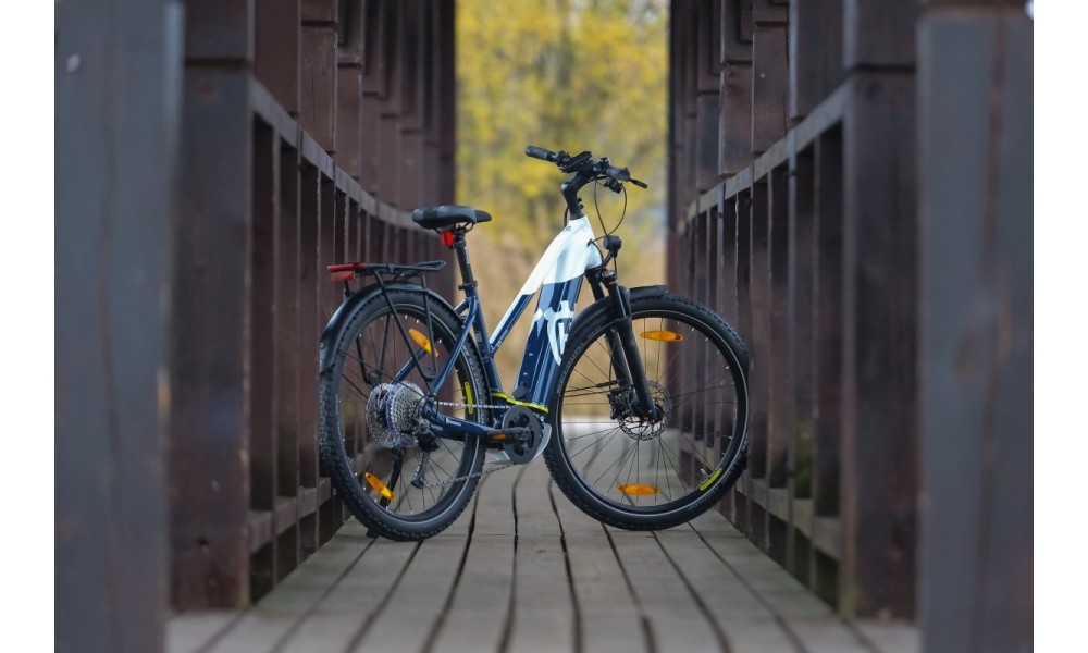 Rower trekkingowy elektryczny Husqvarna Cross Tourer CT3 Lady 27,5 - biały-niebieski