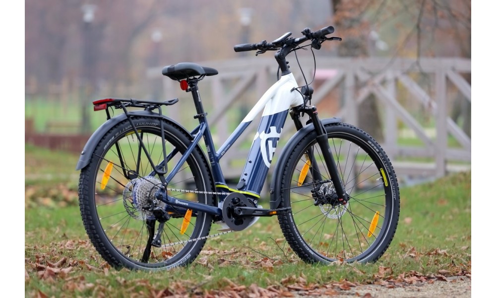Rower trekkingowy elektryczny Husqvarna Cross Tourer CT3 Lady 27,5 - biały-niebieski