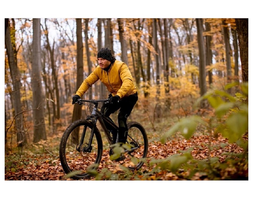 Jesień na rowerze - w jakie akcesoria warto się zaopatrzyć?