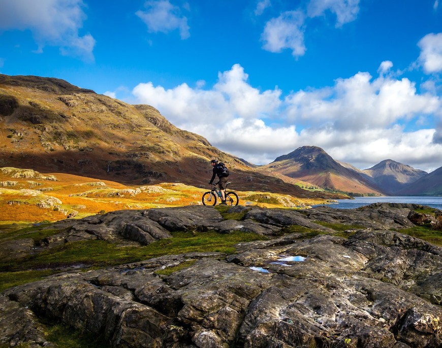 Na co zwrócić uwagę przy wyborze górskiego roweru? Jak wybrać najlepszy model w zależności od stylu jazdy? 