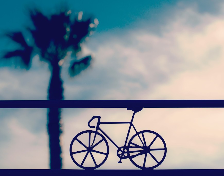 Gadżety i akcesoria rowerowe, które zwiększą Twoje bezpieczeństwo na drodze